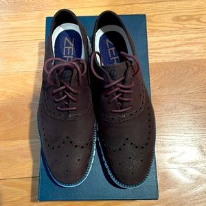 Oxford, like new. Only tried on in the house. All original packaging.